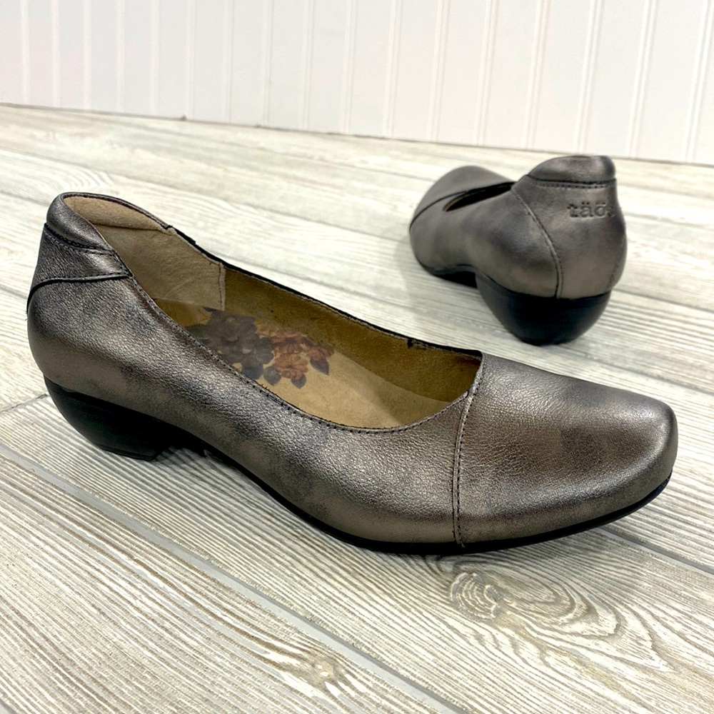 Taos Debut Metallic Silver Flats Low Heels - sz 7